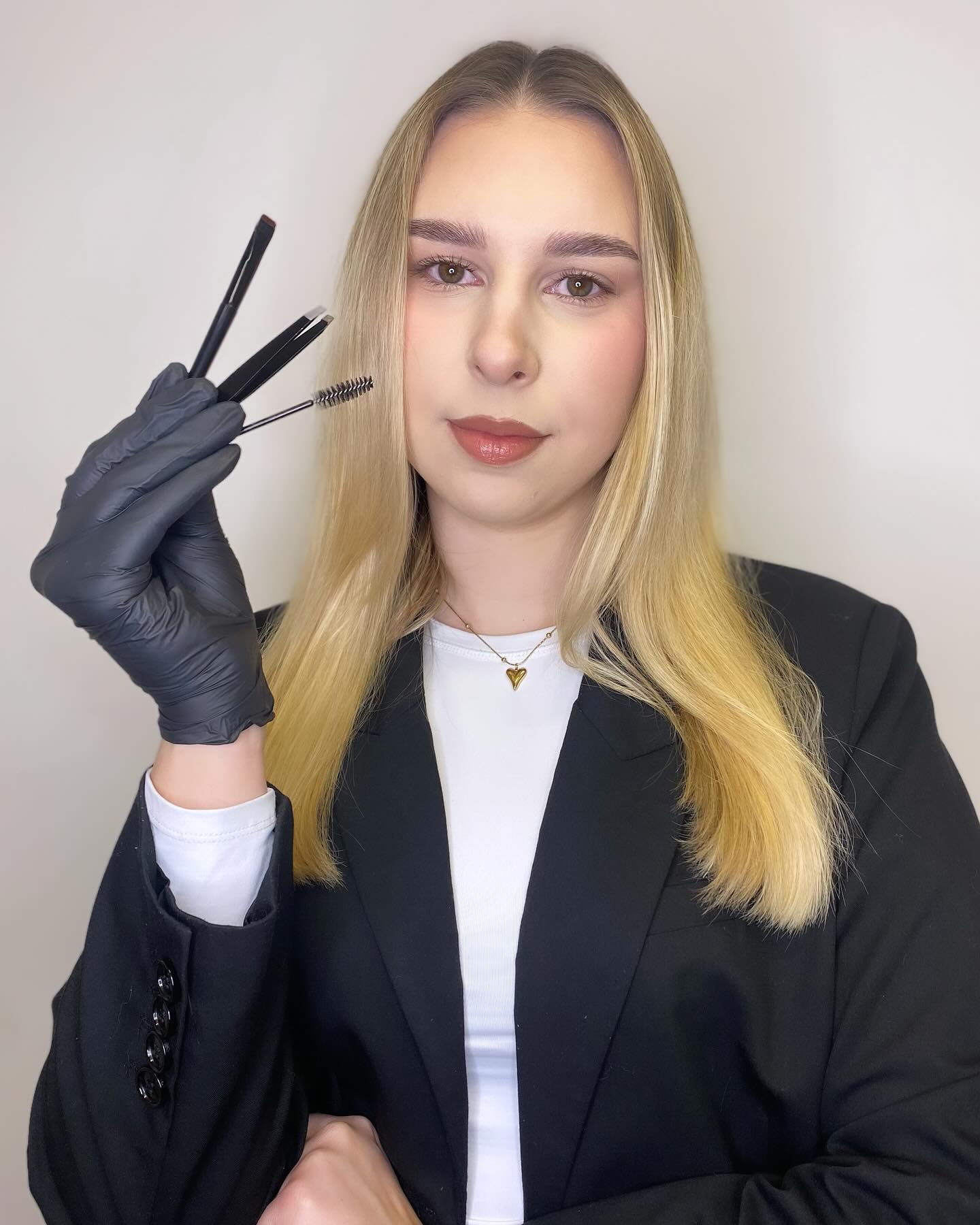 Julia, stylistka Julea Beauty, z narzędziami do stylizacji brwi i rzęs